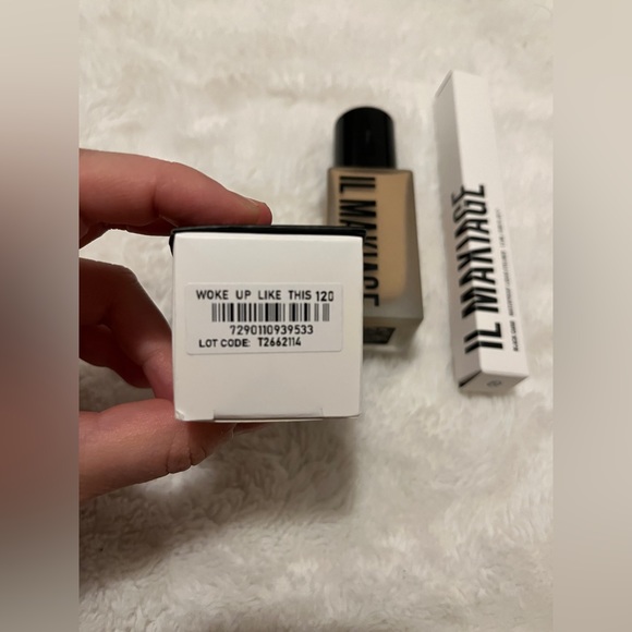 Il Maikage liquid foundation & black eyeliner - Picture 2 of 2